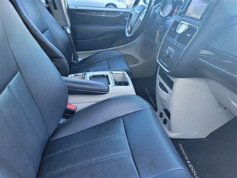 Used 2014 Chrysler Town & Country Touring image 21