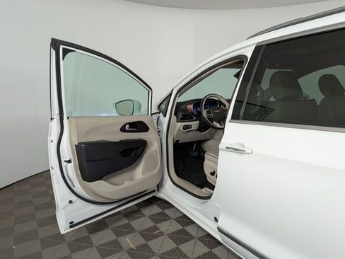 Used 2019 Chrysler Pacifica Limited image 15