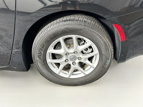 Used 2023 Chrysler Pacifica Touring-L image 11