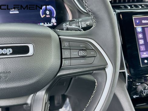 Used 2023 Jeep Grand Cherokee L Laredo image 17