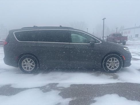 Used 2022 Chrysler Pacifica Touring-L image 6