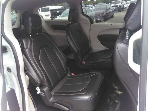 Used 2024 Chrysler Pacifica Touring-L FWD image 7