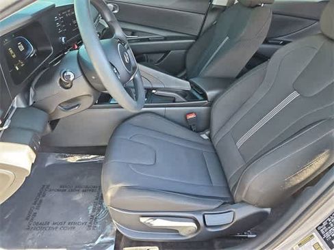 Certified 2025 Hyundai Elantra SE image 16