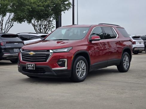 Used 2023 Chevrolet Traverse LT w/ Rear Camera Mirror Package image 2