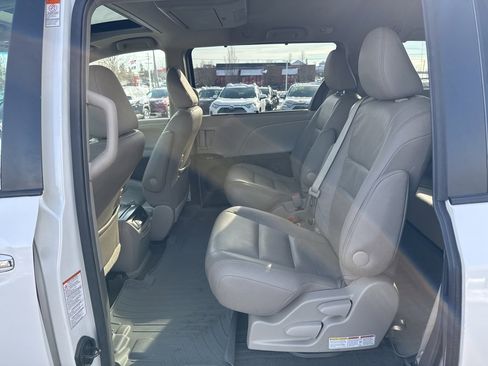 Used 2016 Toyota Sienna XLE Premium image 10