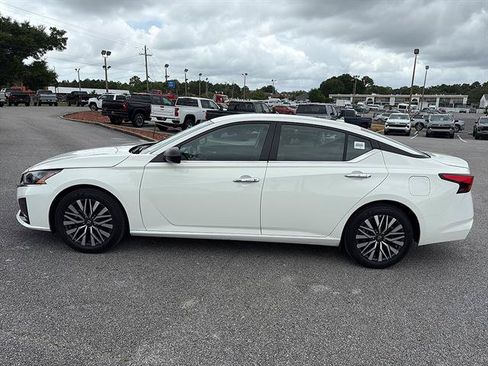 Used 2025 Nissan Altima 2.5 SV FWD image 3