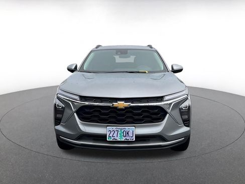 Used 2025 Chevrolet Trax LT image 2