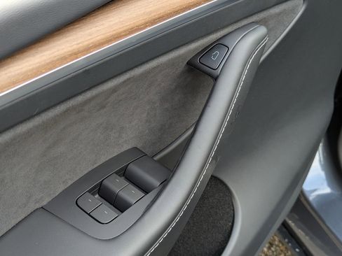 Used 2022 Tesla Model Y Long Range image 11