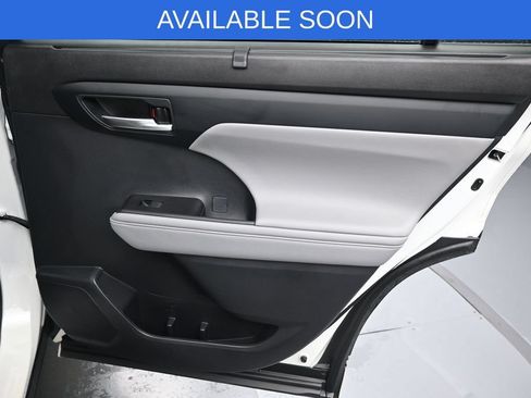 Used 2021 Toyota Highlander XLE AWD/4WD image 34