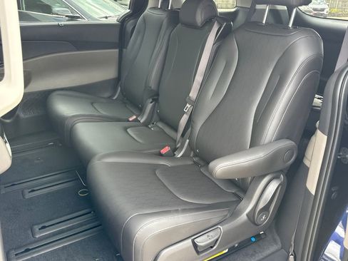 New 2026 Kia Carnival EX image 14