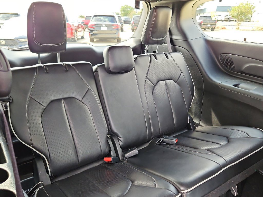Used 2025 Chrysler Pacifica Limited FWD image 26
