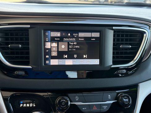 Used 2023 Chrysler Voyager LX image 10