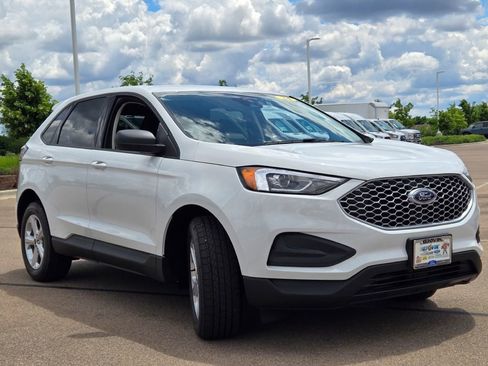 Used 2024 Ford Edge SE image 3