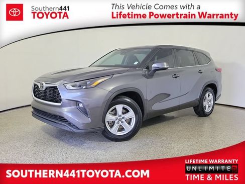Used 2023 Toyota Highlander LE FWD image 1