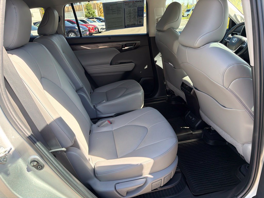 Used 2023 Toyota Highlander Limited AWD/4WD image 16