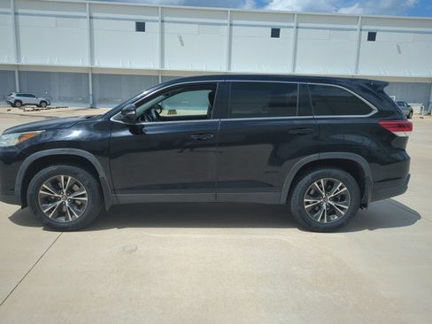 Used 2019 Toyota Highlander LE AWD/4WD image 9