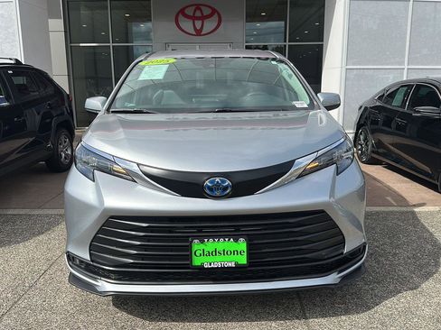 Used 2025 Toyota Sienna LE FWD image 7