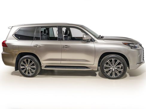 Used 2020 Lexus LX 570 4WD w/ Luxury Package image 7