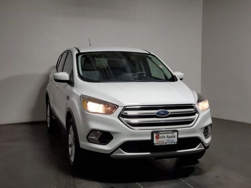 Used 2019 Ford Escape SE image 2