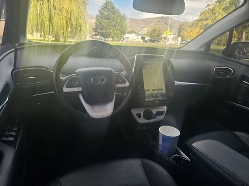 Used 2017 Toyota Prius Prime Advanced image 11