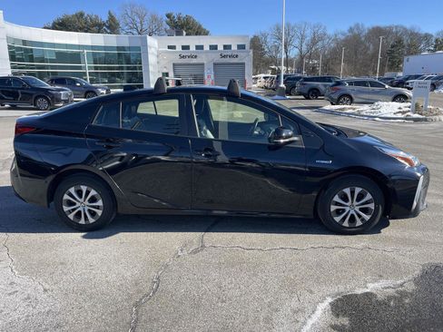 Used 2022 Toyota Prius XLE image 2