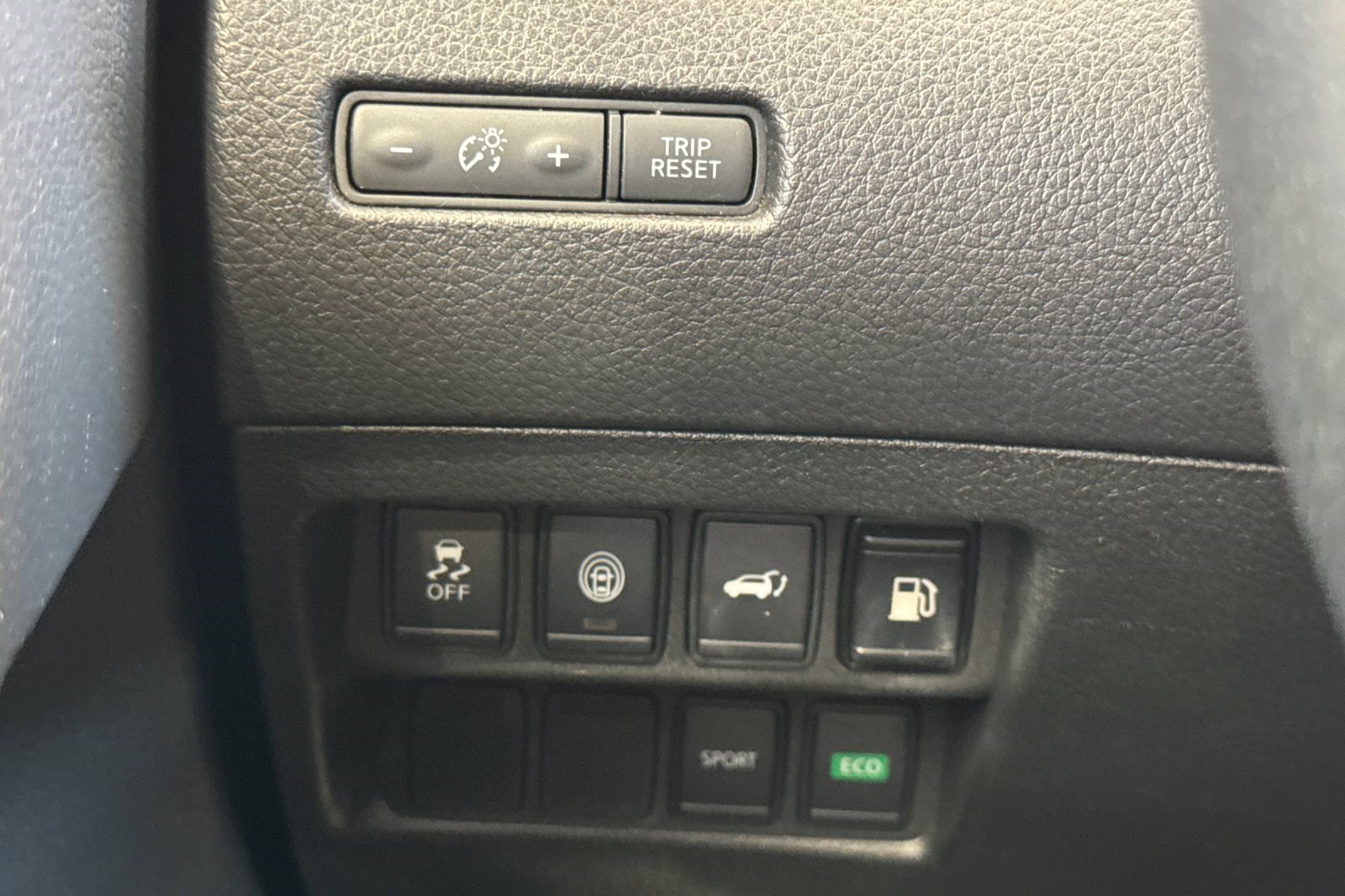 Used 2020 Nissan Rogue SV FWD image 36