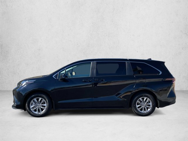 Used 2026 Toyota Sienna LE FWD image 9