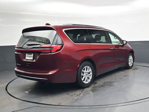 Used 2021 Chrysler Pacifica Touring-L image 4