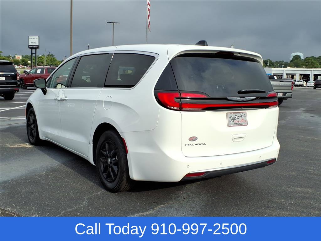 Used 2024 Chrysler Pacifica Touring-L FWD image 5
