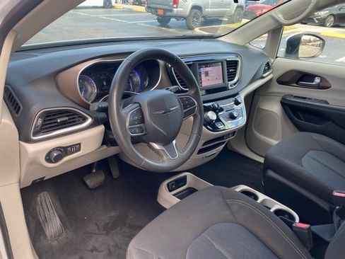 Used 2022 Chrysler Voyager LX image 12