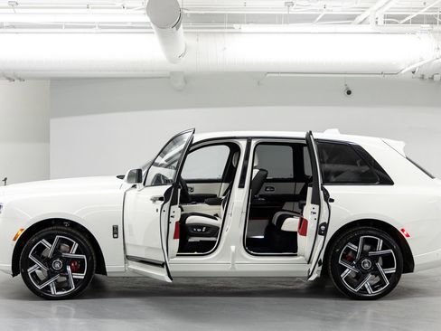 New 2026 Rolls-Royce Cullinan Black Badge image 11