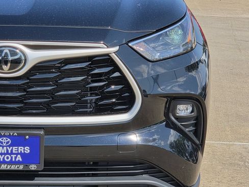 Used 2025 Toyota Highlander XLE FWD image 4
