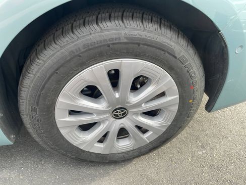 Used 2021 Toyota Prius LE FWD image 3