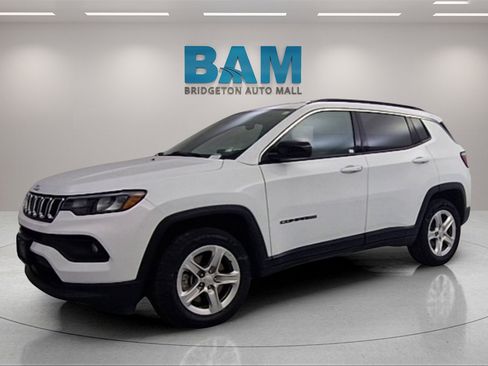 Used 2024 Jeep Compass Latitude image 3