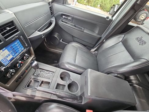 Used 2012 Jeep Liberty Sport image 16