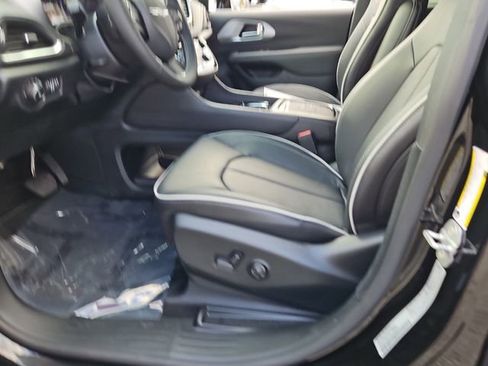 New 2026 Chrysler Pacifica Limited w/ Uconnect Theater Family Group image 9