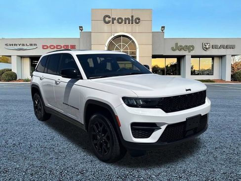 Used 2025 Jeep Grand Cherokee Altitude RWD image 1