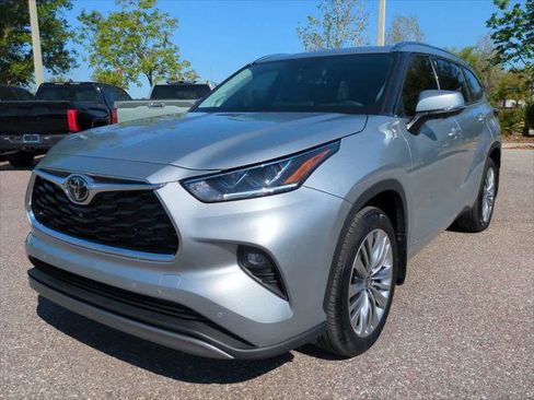 Certified 2025 Toyota Highlander Platinum image 2