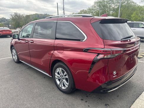 Used 2022 Toyota Sienna Platinum image 3