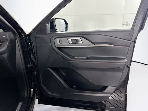 Used 2025 Ford Explorer ST-Line w/ ST-Line Street Pack AWD/4WD image 35
