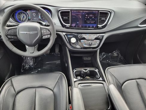 Used 2025 Chrysler Pacifica Limited FWD image 27