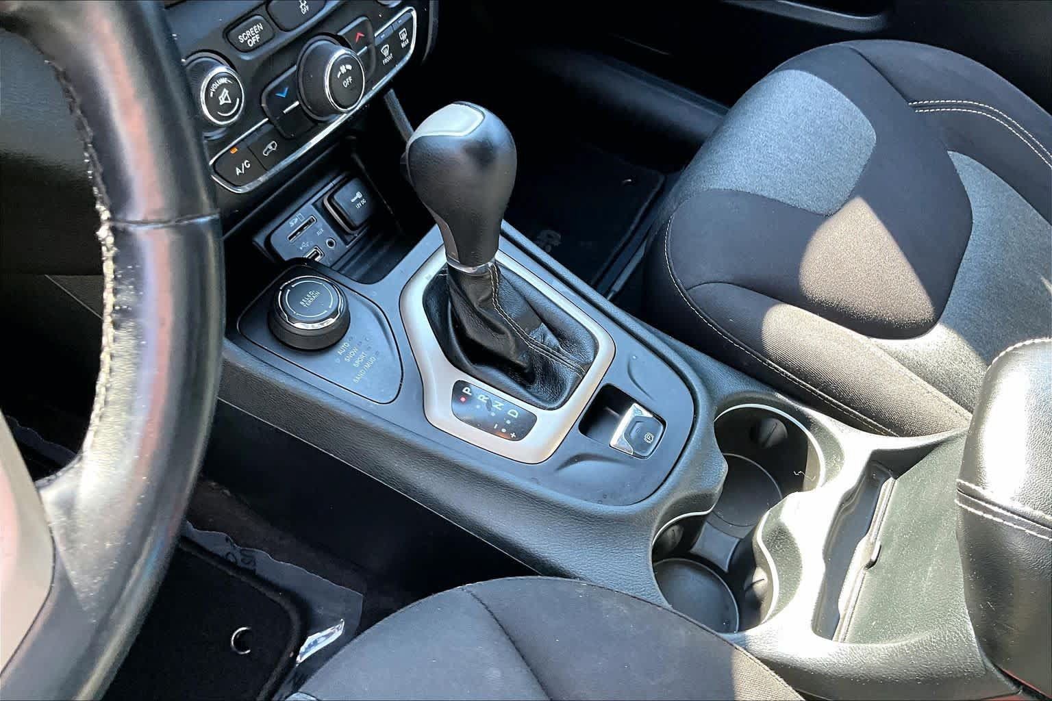 Used 2016 Jeep Cherokee Sport w/ Cold Weather Group AWD/4WD image 13