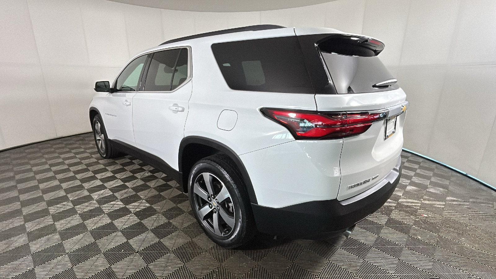 Used 2023 Chevrolet Traverse LT w/ LT Premium Package AWD/4WD image 5