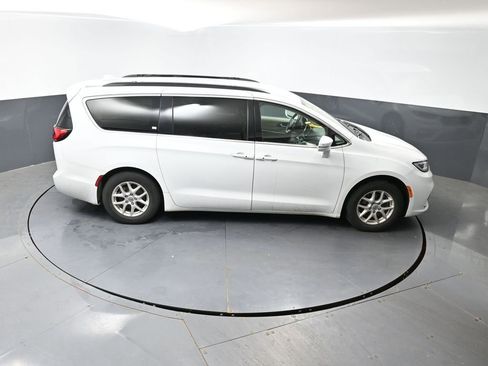 Used 2022 Chrysler Pacifica Touring-L FWD image 11
