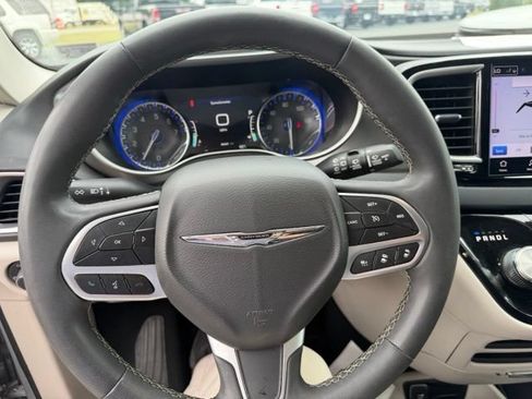 Used 2024 Chrysler Pacifica Touring-L FWD image 15