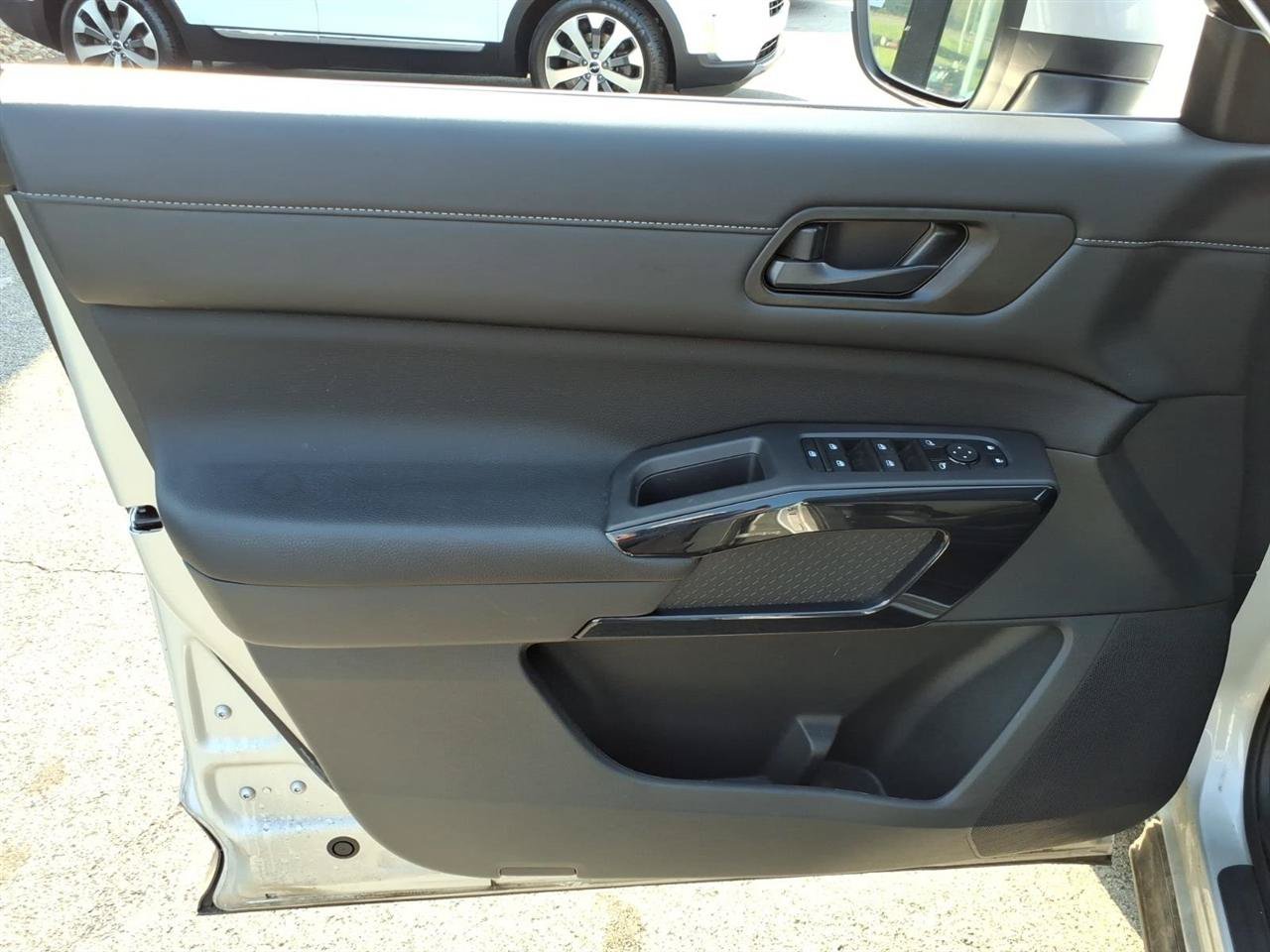 Used 2025 Nissan Pathfinder SV AWD/4WD image 13