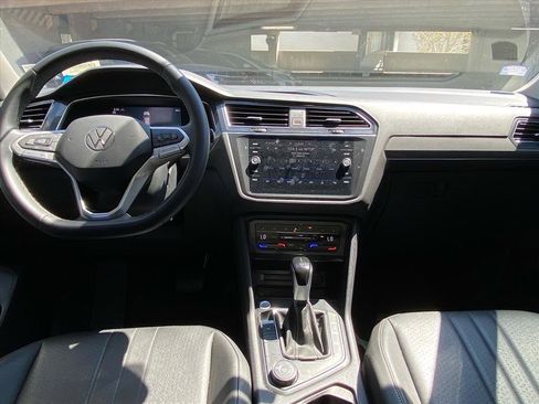 Used 2023 Volkswagen Tiguan SE w/ Panoramic Sunroof Package image 8