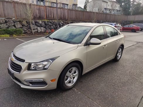 Used 2015 Chevrolet Cruze LT w/ Technology Package image 2