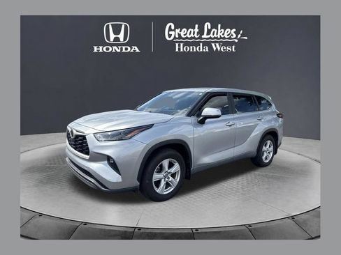 Used 2024 Toyota Highlander LE AWD/4WD image 1
