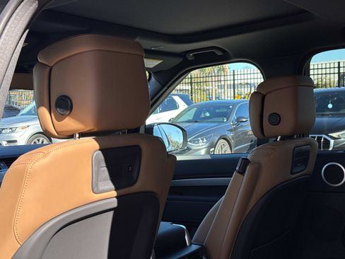 New 2025 Land Rover Discovery Dynamic SE image 15